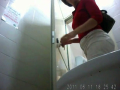 Tight ass milf peeing in hidden camera video