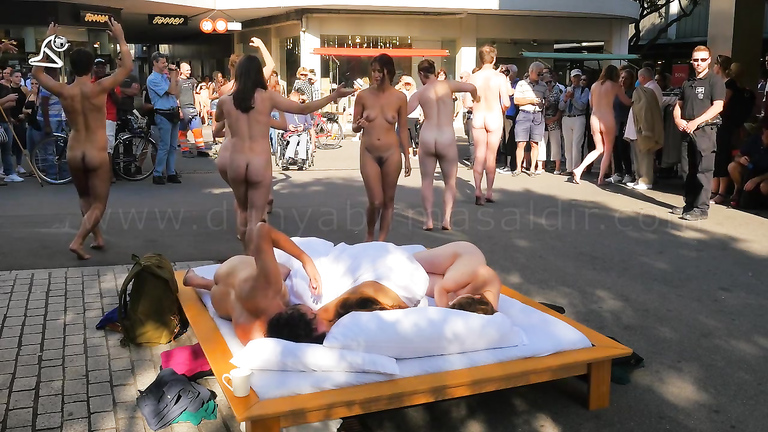 Amazing nudist performance in the middle of the street