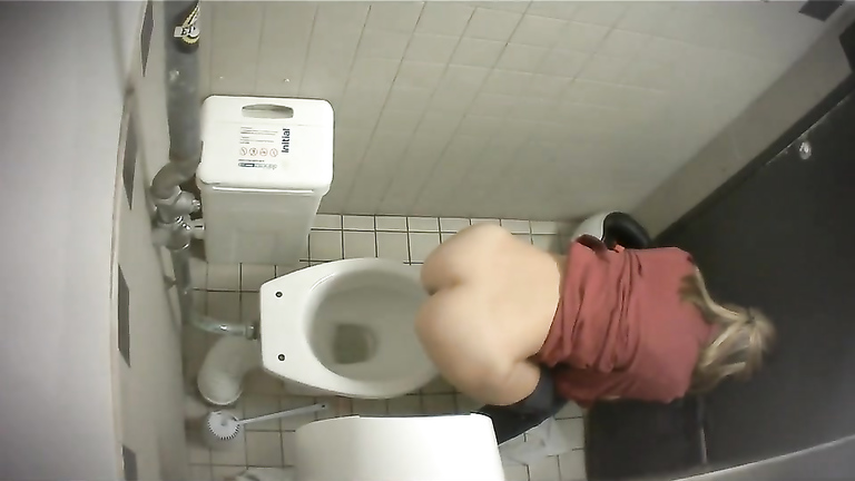 Blonde filmed from above when taking a pee