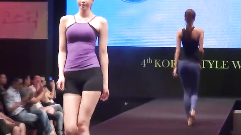 Hot models wearing the new yoga outfit collection