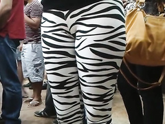 Public cameltoe in skintight zebra pants