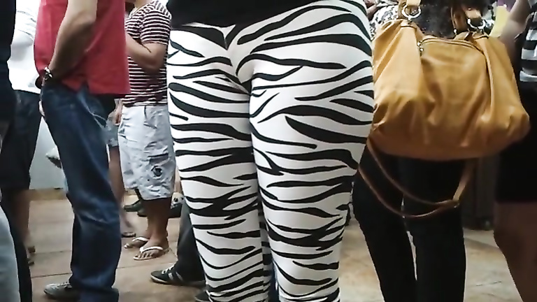 Public cameltoe in skintight zebra pants