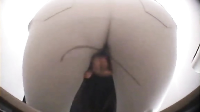 Desperate Asian lass piddles her pants over the toilet