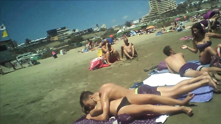 Babes on the beach to admire in slow motion